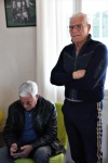 Victor sur son téléphone et Roger très attentif !
